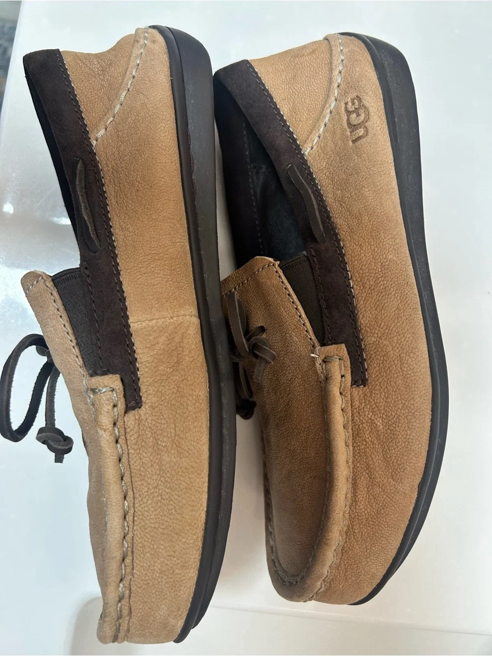 UGG KARSON TS TAN LEATHER DRIVING MOCS. NWOB MENS SiZE 7